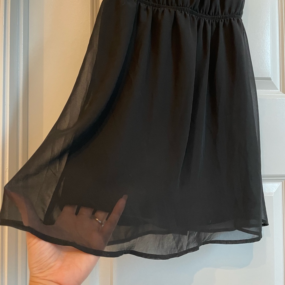 Cut-out back black dress - Picture 6 of 8